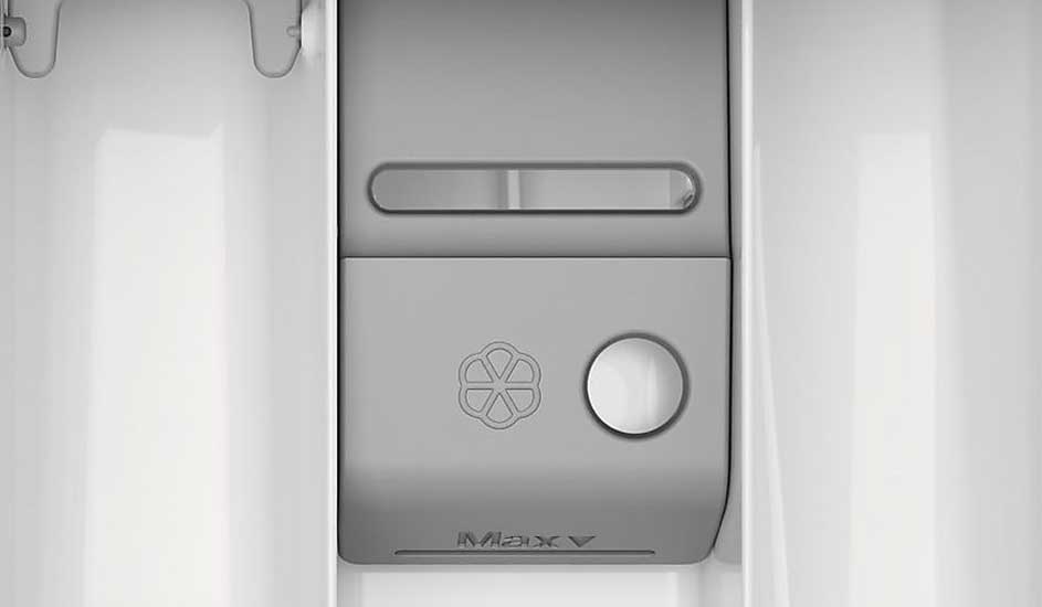 Vue rapprochée d'un compartiment de réfrigérateur gris et blanc avec des formes circulaires et le mot "Max".