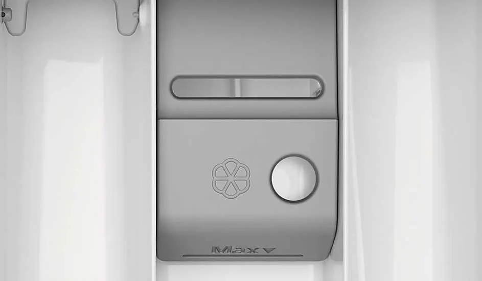 Grijze Max. V-waterfilter in een witte koelkast. Het heeft een ovaal handvat, bloemvormig logo en een ronde opening.