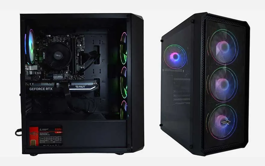 Een computerscherm toont een videospel, naast een zwarte computerkast met drie blauw verlichte ventilatoren. Groene hoofdtelefoon ligt op een zwarte gamingstoel.