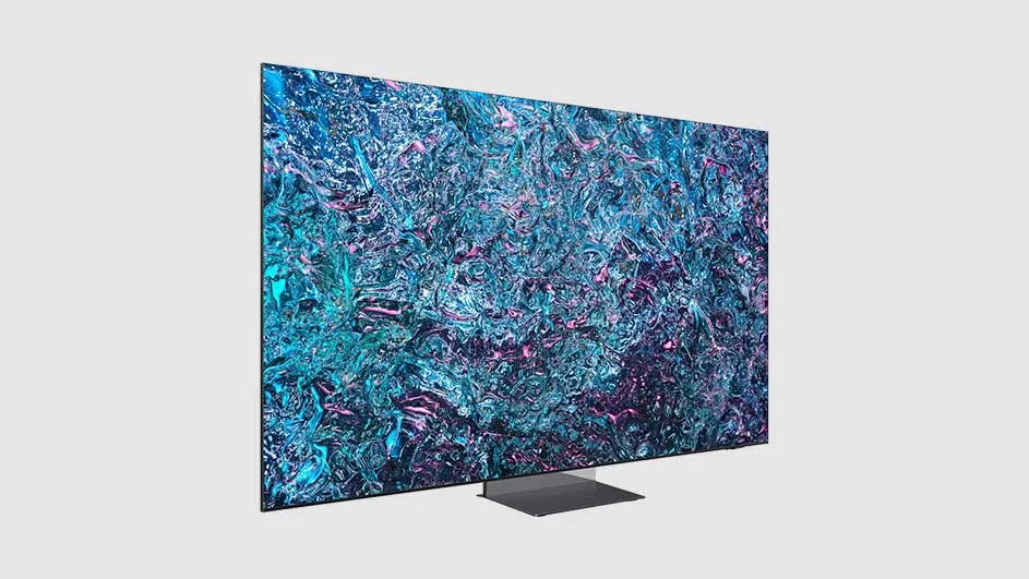 Een platte tv met een abstract, kleurrijk scherm op een grijze voet tegen een effen achtergrond.
