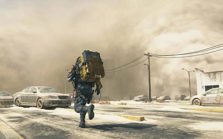 Een karakter met grote rugzak rent door een verlaten stedelijk gebied met auto's en stoffige atmosfeer onder bewolkte hemel.