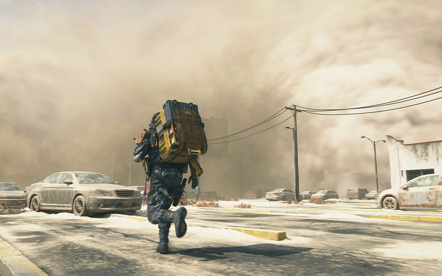 Un personnage avec un grand sac à dos court dans une zone urbaine abandonnée avec des voitures et une atmosphère poussiéreuse. 