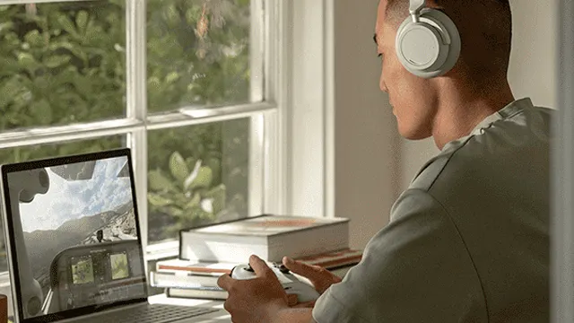 Un ordinateur portable affiche un simulateur de vol près d'une fenêtre, avec des livres en arrière-plan.