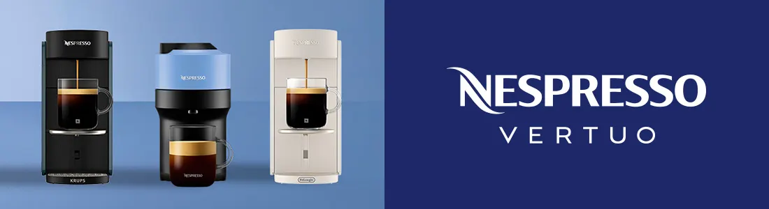 Trois machines à café Nespresso Vertuo préparant du café dans des tasses en verre sur fond bleu, à côté du logo blanc Nespresso Vertuo sur fond bleu foncé.