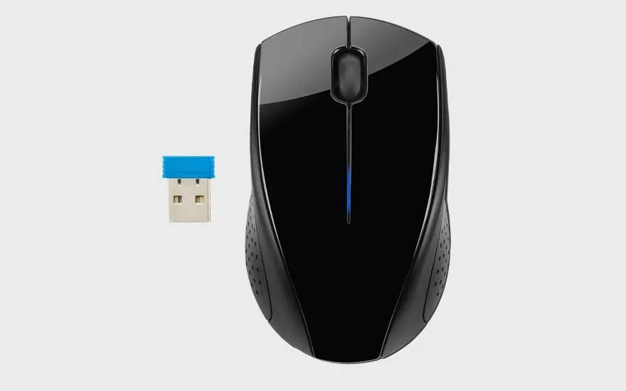 Een glanzende zwarte draadloze muis met bijpassende USB-ontvanger met blauwe bovenkant ligt op een lichte achtergrond.