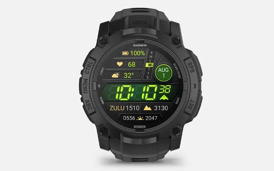 Een zwarte Garmin smartwatch toont tijd, datum, batterij, hartslag, temperatuur, stappen en hoogte, met felgroene en gele cijfers.