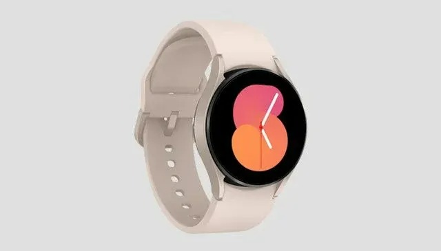 Een beige smartwatch met een rond, zwart scherm en een roze en oranje wijzerplaat tegen een grijze achtergrond.