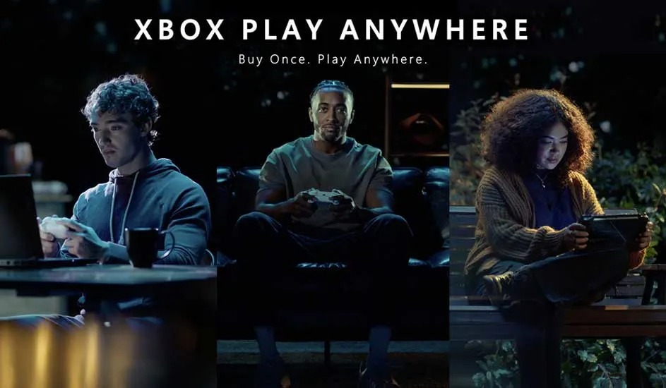 Sur l’image, trois personnes jouent avec une manette Xbox ou un ordinateur portable, à l’intérieur et à l’extérieur, sous le logo Xbox Play Anywhere.