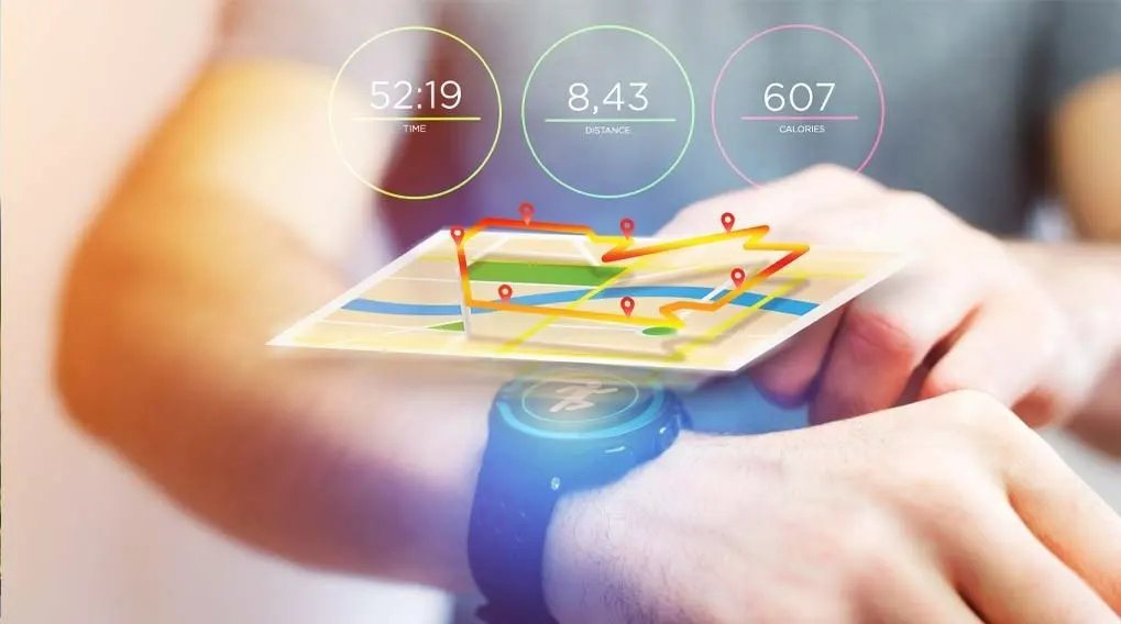 Een blauwe smartwatch toont activiteitsgegevens: tijd (52:19), afstand (8,43) en calorieën (607), met een kaart van een route erboven.