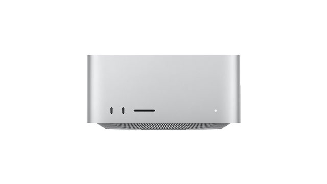 Boîtier rectangulaire argenté avec deux ports, une fente et une lumière. La base a une grille. Fond blanc uni.