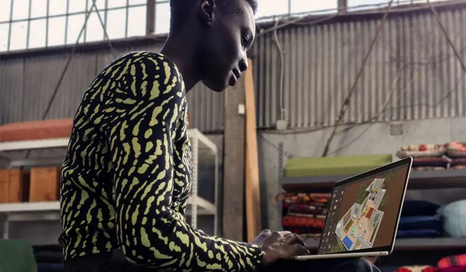 Een laptop toont een plattegrond tegen een achtergrond van metalen wanden en planken.