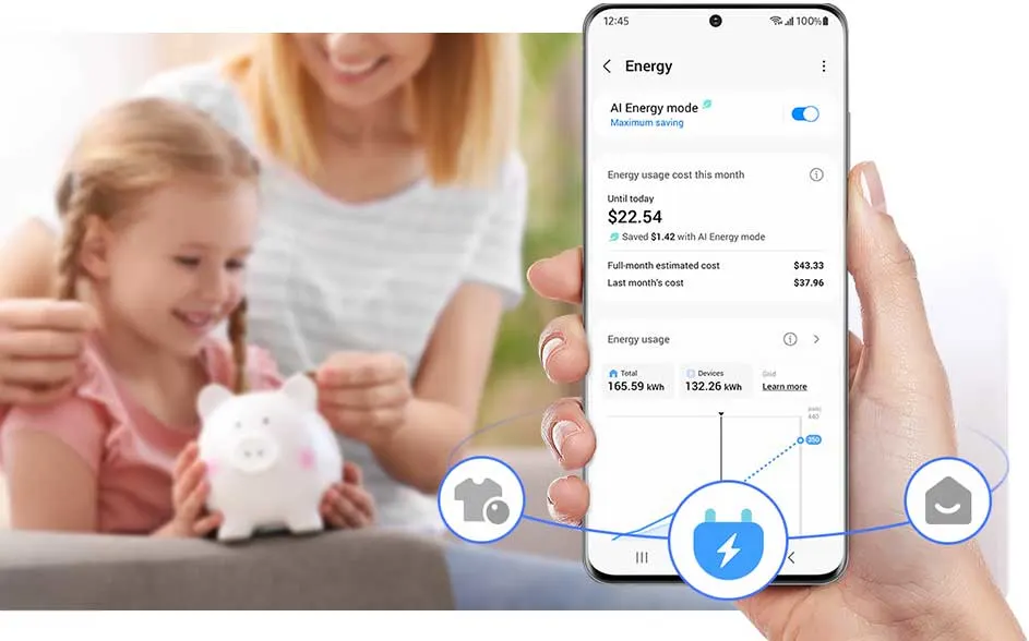 Hand houdt smartphone met energie-app en grafiek; op achtergrond moeder en kind met spaarvarken. Iconen voor was en melding rond het scherm.