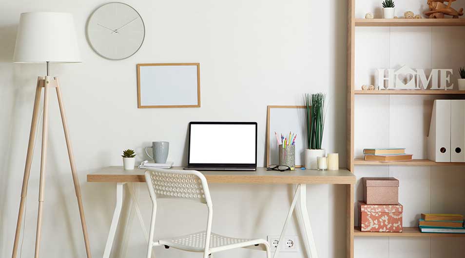 Bureau clair avec ordinateur portable, chaise blanche, lampe et étagère en bois. Horloge murale simple.