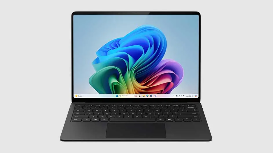 Un ordinateur portable noir ouvert, avec un fond d'écran coloré abstrait en bleu, vert et rose sur un fond gris clair.