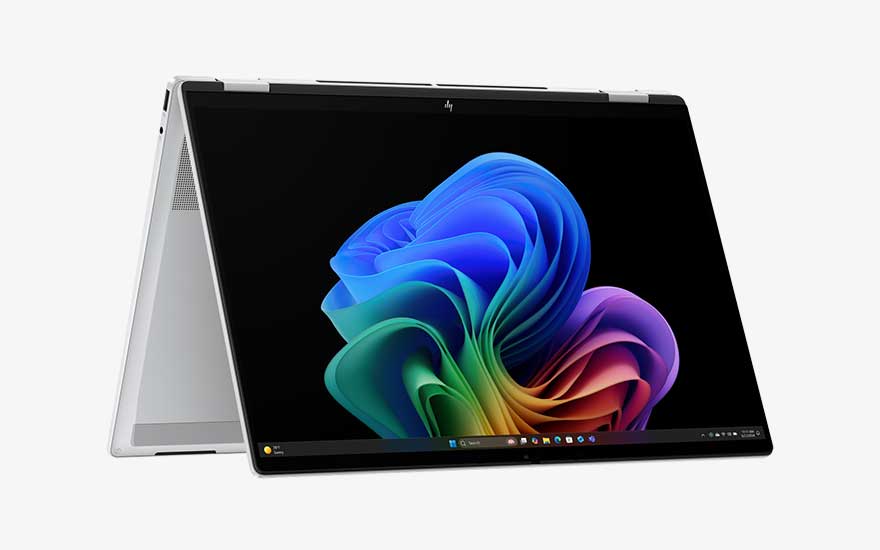 Un ordinateur portable HP argenté est présenté en mode tente sur fond blanc. Son écran tactile montre des formes abstraites colorées sur fond noir.