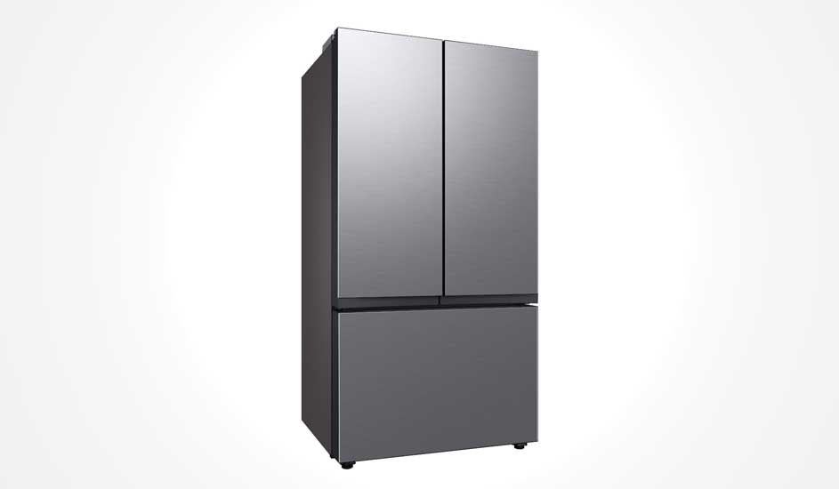 Réfrigérateur argenté élégant à trois portes, design minimaliste et grande capacité. Parfait pour une cuisine moderne et une grande famille.