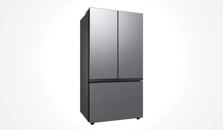 Réfrigérateur argenté élégant à trois portes, design minimaliste et grande capacité. Parfait pour une cuisine moderne et une grande famille.