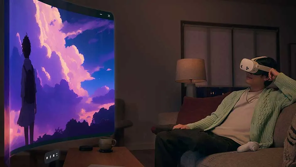 Een gebogen scherm toont een blauwe en roze lucht. Iemand draagt een VR-bril op een sofa in een kamer met gedimd licht.