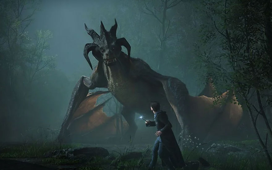 Dans un bois sombre, un grand dragon à cornes grises fait face à une personne tenant une baguette lumineuse.