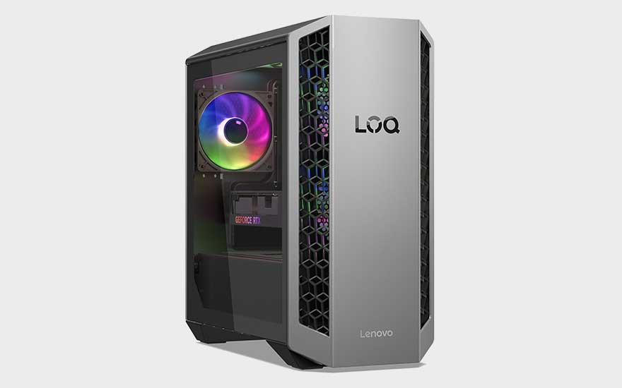 Un PC gaming Lenovo LOQ avec panneau vitré, ventilateur RGB et façade grise se présente sur un fond minimaliste.
