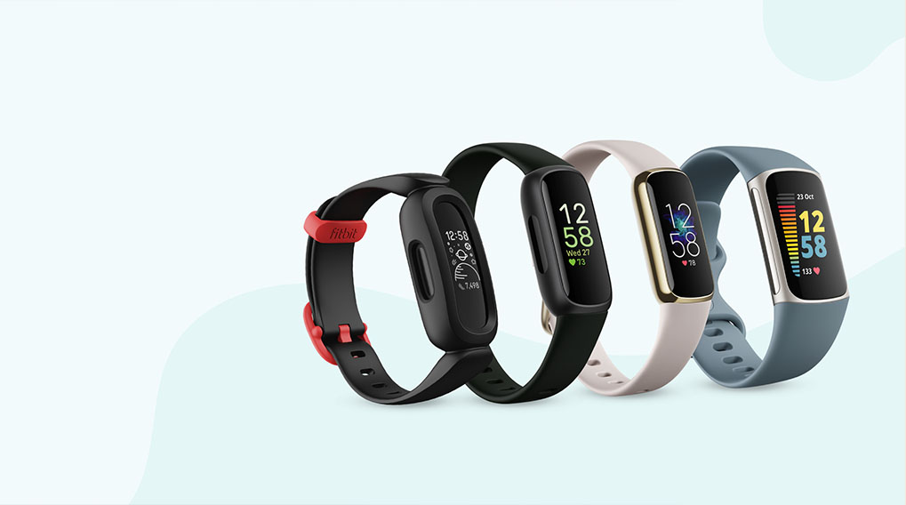Quatre bracelets connectés affichent 12:58 sur un fond blanc et bleu clair. Les bracelets sont noir, noir/rouge, beige et bleu.