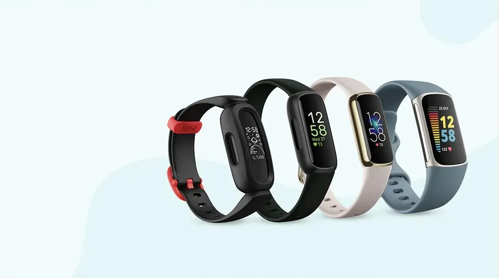 Quatre bracelets connectés affichent 12:58 sur un fond blanc et bleu clair. Les bracelets sont noir, noir/rouge, beige et bleu.