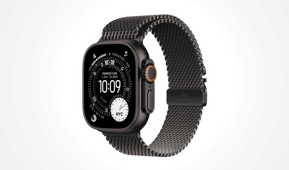 Een donkere smartwatch met metalen meshband toont een stijlvol zwart-wit display tegen een lichte achtergrond.