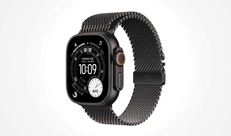 Een donkere smartwatch met metalen meshband toont een stijlvol zwart-wit display tegen een lichte achtergrond.