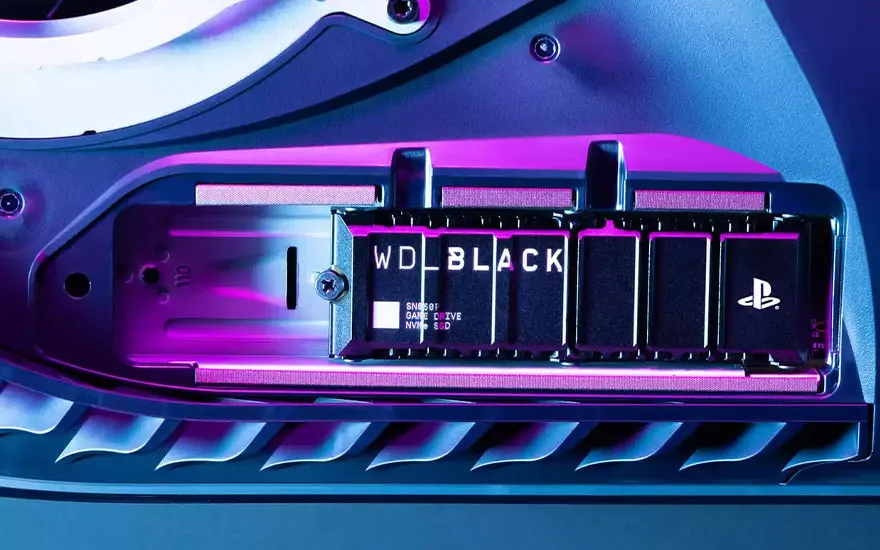 Een WD_BLACK SSD is geïnstalleerd in de uitbreidingssleuf van een PS5, omlijst door paarse verlichting en zichtbare ventilatieopeningen.