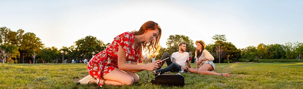 Zet de zon op repeat met de beste party-speakers en koptelefoons