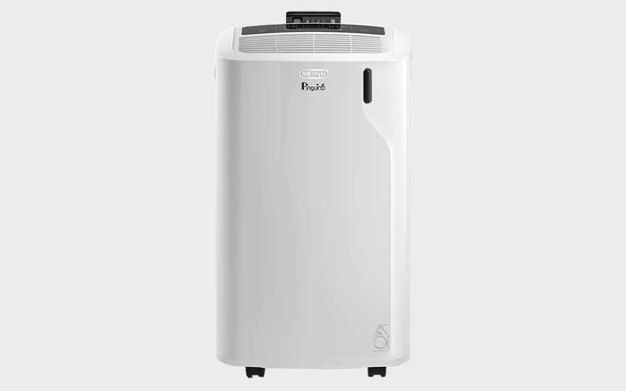 Climatiseur mobile blanc De'Longhi avec grille d’aération sur le dessus, panneau compact et petites roulettes en bas.