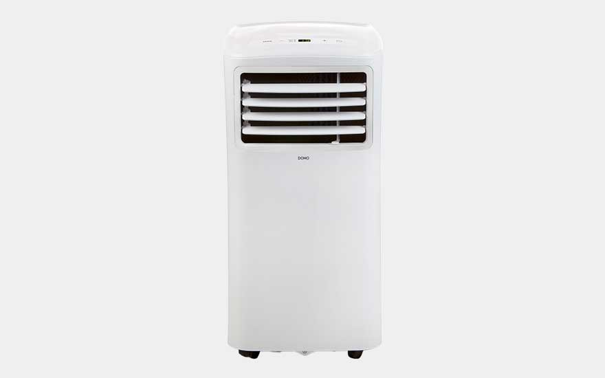 Climatiseur mobile Domo blanc avec lamelles frontales horizontales, format compact parfait pour petits espaces.
