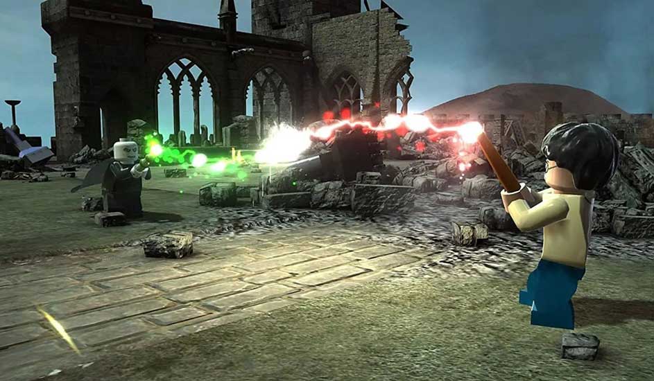 Dans une cour en ruine, deux sorciers LEGO échangent des sorts colorés, leurs rayons magiques se croisant au‑dessus des décombres.