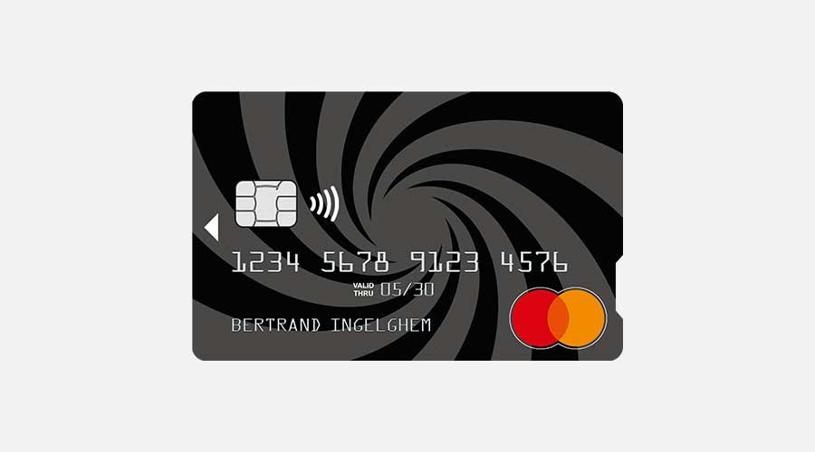 Zwarte betaalkaart met grijs spiraalpatroon, chip, contactloos symbool en Mastercard-logo.