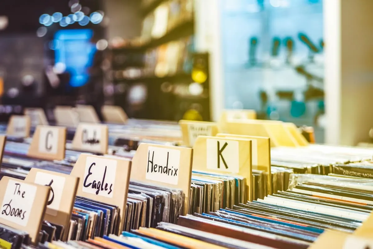 Cajas con vinilos organizados por artista en una tienda de música.