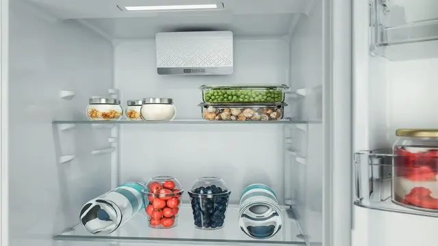 Imagen de un frigorífico con alimentos en el interior, iluminado por una luz LED.