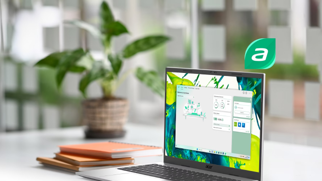 Visión de un portátil Acer en un escritorio con la aplicación de AcerSense abierta en la pantalla