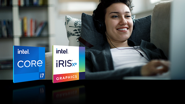 Una persona con audífonos está usando una computadora portátil. Hay un estante con libros y logotipos de Intel Core i7 e Iris Xe.