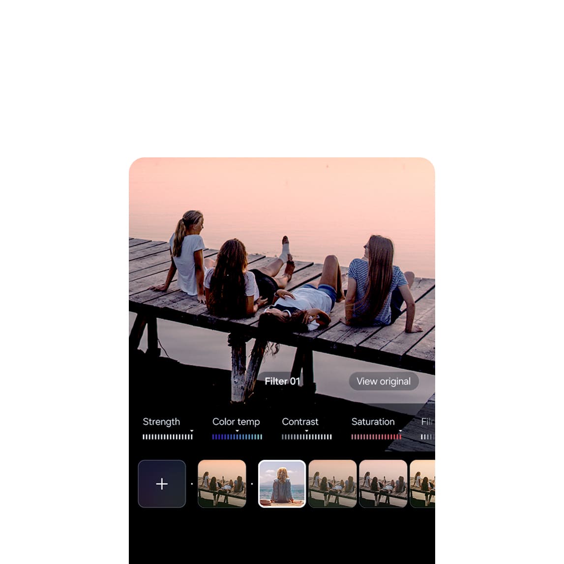 Écran d'un smartphone Samsung montrant la retouche d'une photo ; l'image montre trois personnes allongées sur une jetée au coucher du soleil.