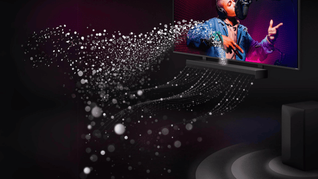 Un televisor muestra a un hombre con auriculares cantando en un micrófono. Debajo, una barra de sonido negra con luces danzantes.