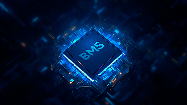Ilustración digital de un chip BMS iluminado en azul sobre un fondo de circuito electrónico.