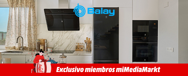 Cocina con placa, horno, campana y frigorífico de Balay, logo en la parte superior y un enunciado de exclusivo miembros de miMediaMarkt.