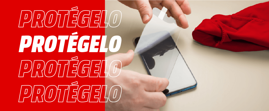 Manos aplicando un protector de pantalla a un teléfono móvil sobre una mesa. A la izquierda, un fondo rojo con texto blanco repetido.