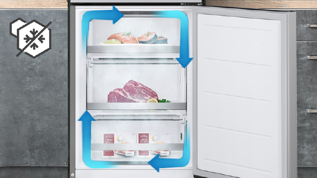 Refrigerador blanco abierto con flechas azules indicando flujo de aire. Contiene carne, pescado y productos envasados.