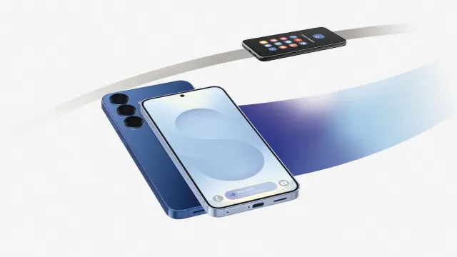 Dos teléfonos móviles, uno azul con tres lentes y otro negro con iconos en la pantalla, sobre fondo blanco.