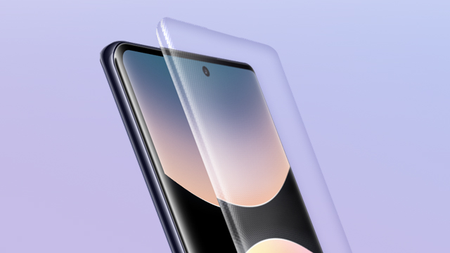 Un móvil con protector de pantalla está sobre un fondo lila. La pantalla tiene un degradado de azul, rosa y negro.