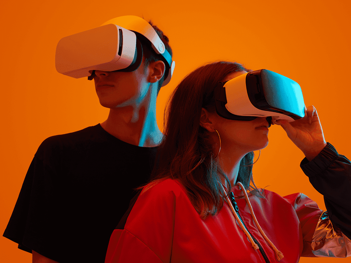 Dos personas usando gafas de realidad virtual.