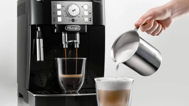 Cafetera Magnifica S de vista sirviendo un café largo, al lado una mano sirviendo el último chorro de leche a un café latte.