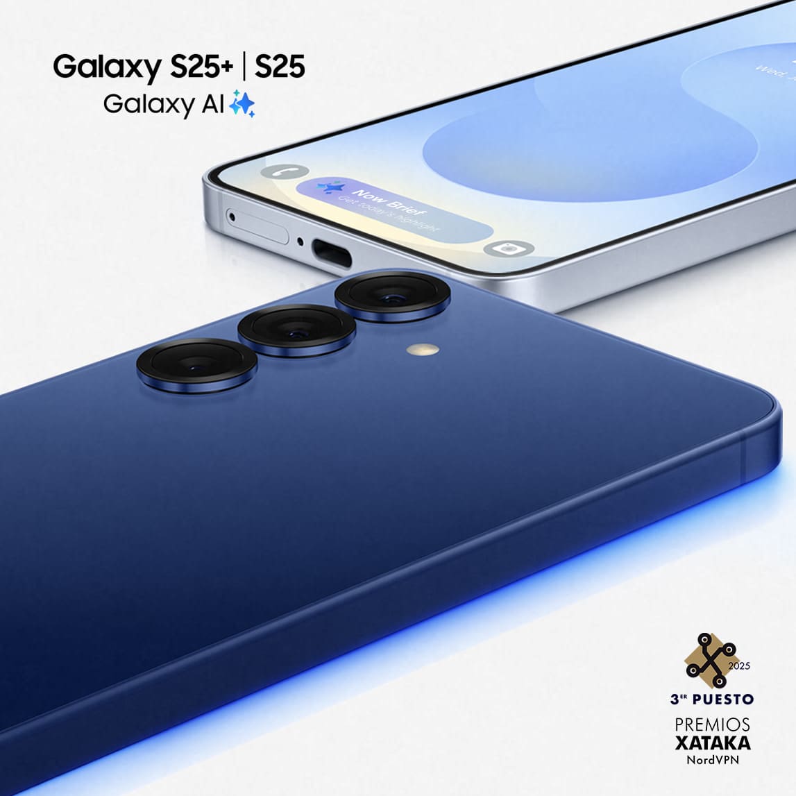 Dos teléfonos inteligentes: uno azul con tres lentes de cámara y otro plateado con pantalla. Logo donde se muestra que Samsung ha sido galardonado con el 2º puesto en los premios Xataka 2025.