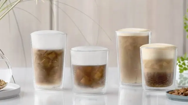 4 vasos de café con hielo en diferentes tamaños.